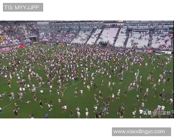 球员因犯规被红牌罚下瞬间愤怒反应 镜头捕捉比赛中的激烈情绪