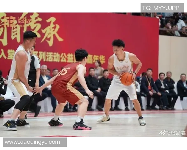 篮球八卦荣膺月度最佳球员奖项 实至名归的背后故事与贡献